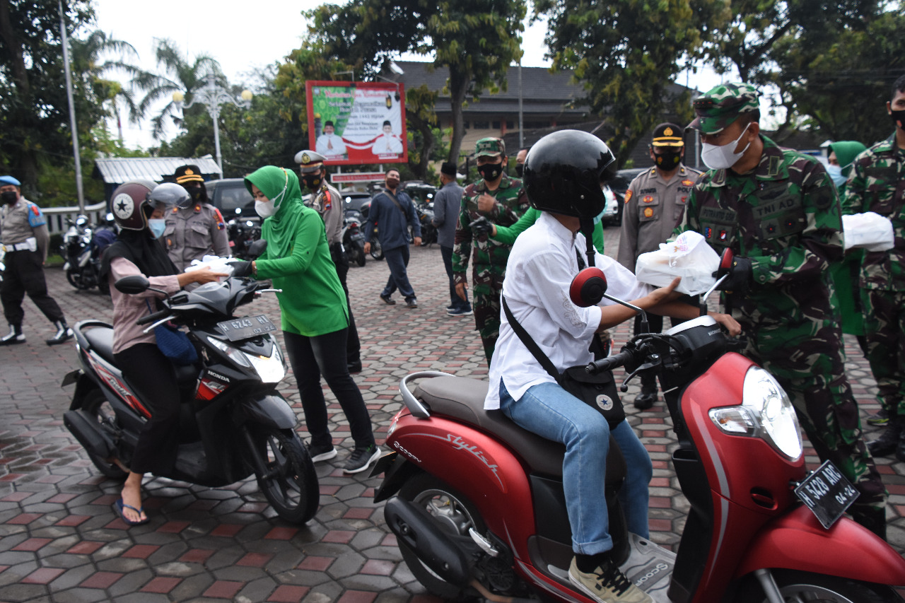 Korem 073/MKT, Kodim 0714/Salatiga Dan Polres Kab. Semarang Bagikan Takjil Untuk Masyarakat